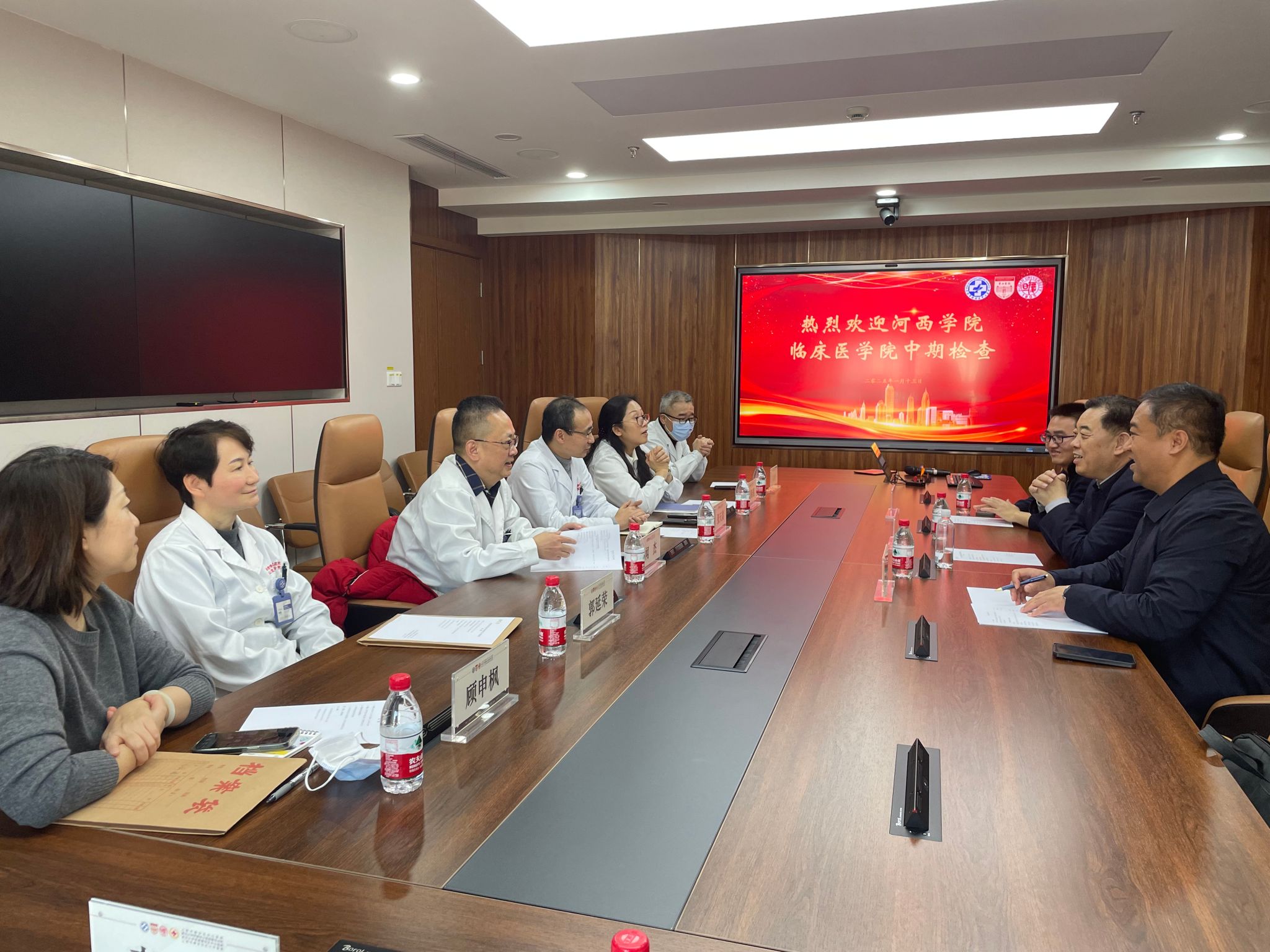公司领导赴沪看望实习同学并召开座谈会